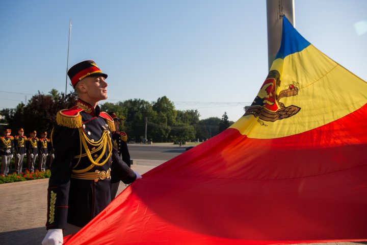 Zi de doliu naţional în memoria victimelor deportărilor. Drapelele de stat au fost coborâte în bernă (GALERIE FOTO)