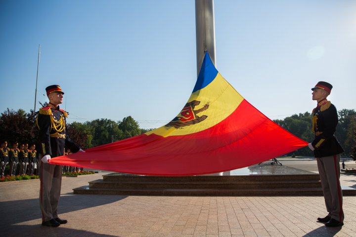 Zi de doliu naţional în memoria victimelor deportărilor. Drapelele de stat au fost coborâte în bernă (GALERIE FOTO)