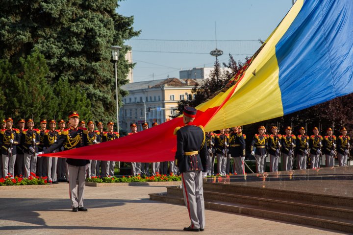 Zi de doliu naţional în memoria victimelor deportărilor. Drapelele de stat au fost coborâte în bernă (GALERIE FOTO)