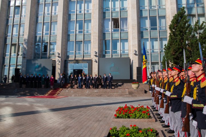 Zi de doliu naţional în memoria victimelor deportărilor. Drapelele de stat au fost coborâte în bernă (GALERIE FOTO)