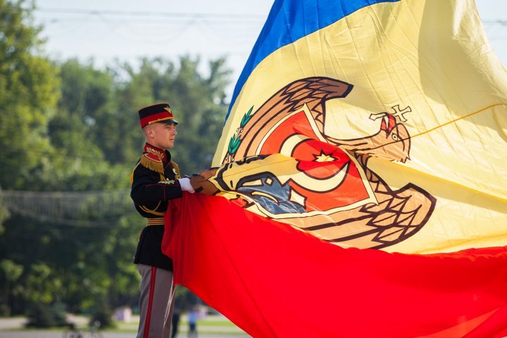 Zi de doliu naţional în memoria victimelor deportărilor. Drapelele de stat au fost coborâte în bernă (GALERIE FOTO)