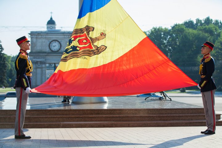 Zi de doliu naţional în memoria victimelor deportărilor. Drapelele de stat au fost coborâte în bernă (GALERIE FOTO)