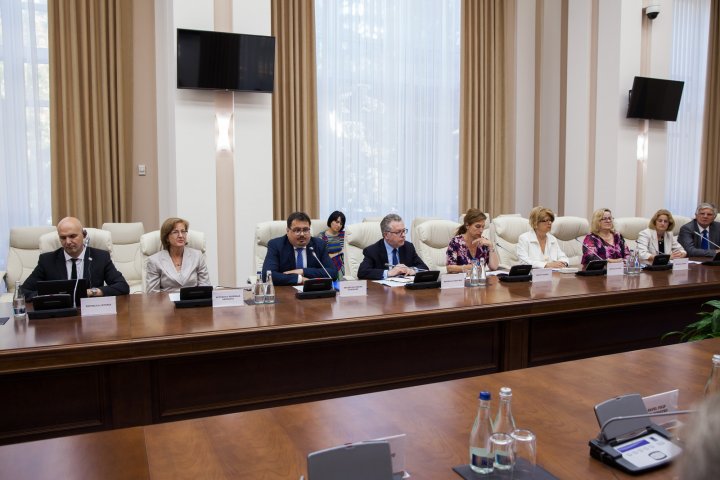 Ce le-a spus Premierul Pavel Filip ambasadorilor UE? Mesaje categorice și foarte sugestive legate de activitatea politizată a Delegației UE în Moldova (FOTO)