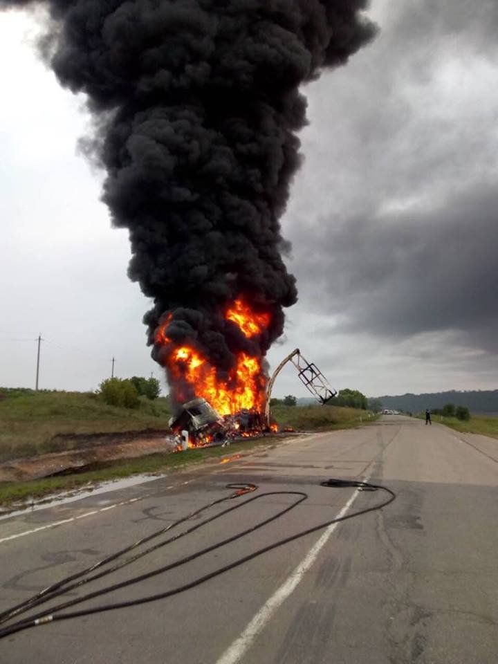 IMAGINI ÎNGROZITOARE pe traseul Chișinău - Bălți. O autocisternă cu tone de benzină a luat foc. Trei pompieri, răniţi