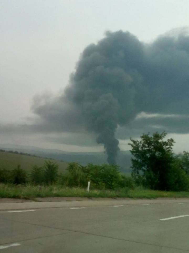 IMAGINI ÎNGROZITOARE pe traseul Chișinău - Bălți. O autocisternă cu tone de benzină a luat foc. Trei pompieri, răniţi