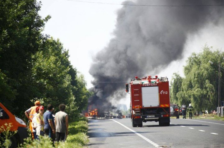 IMAGINI ÎNGROZITOARE pe traseul Chișinău - Bălți. O autocisternă cu tone de benzină a luat foc. Trei pompieri, răniţi