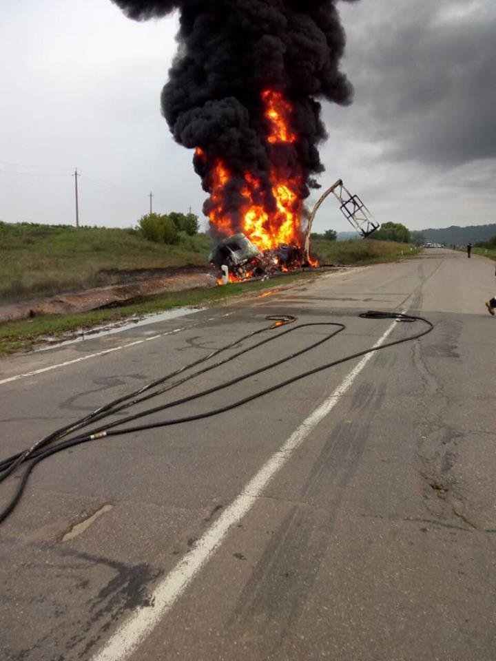 IMAGINI ÎNGROZITOARE pe traseul Chișinău - Bălți. O autocisternă cu tone de benzină a luat foc. Trei pompieri, răniţi