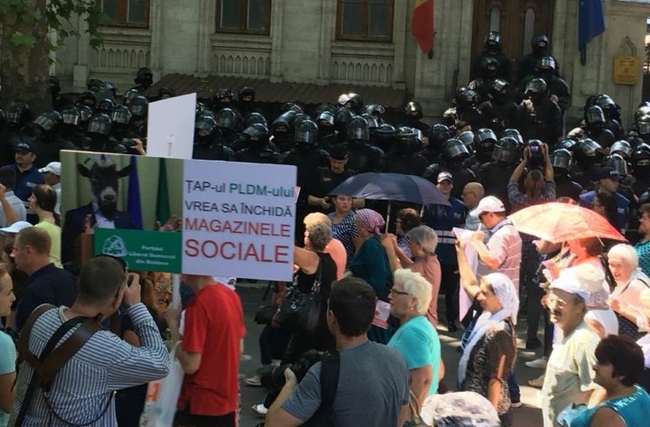 Proteste la PAS şi PPDA. Sediile celor două partide, protejate de sute de mascaţi echipaţi până în dinţi (FOTO)