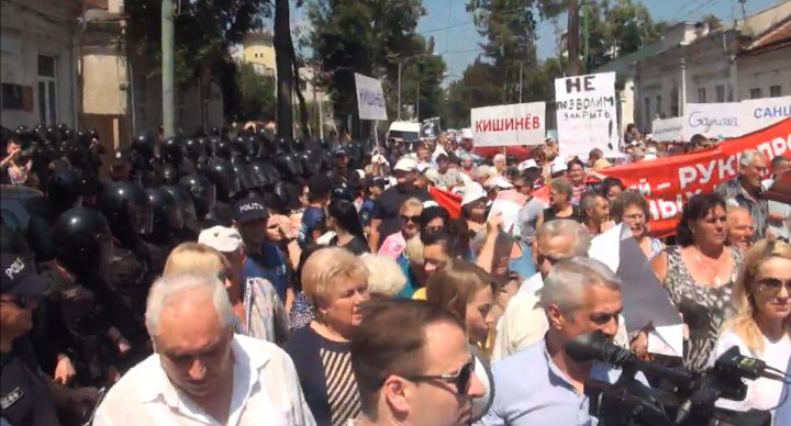 Proteste la PAS şi PPDA. Sediile celor două partide, protejate de sute de mascaţi echipaţi până în dinţi (FOTO)