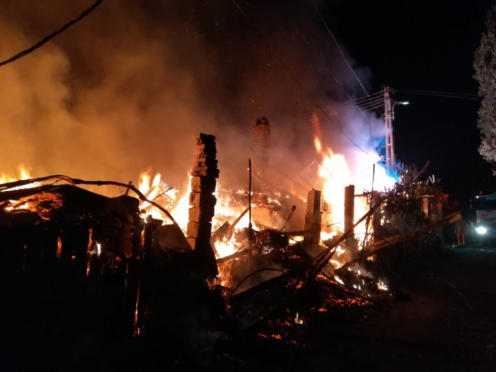 Incendiu devastator la Arad. Două case au fost mistuite de flăcări (VIDEO/FOTO)