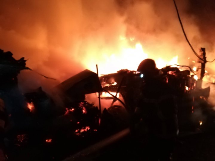 Incendiu devastator la Arad. Două case au fost mistuite de flăcări (VIDEO/FOTO)