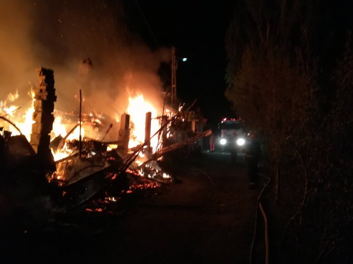 Incendiu devastator la Arad. Două case au fost mistuite de flăcări (VIDEO/FOTO)