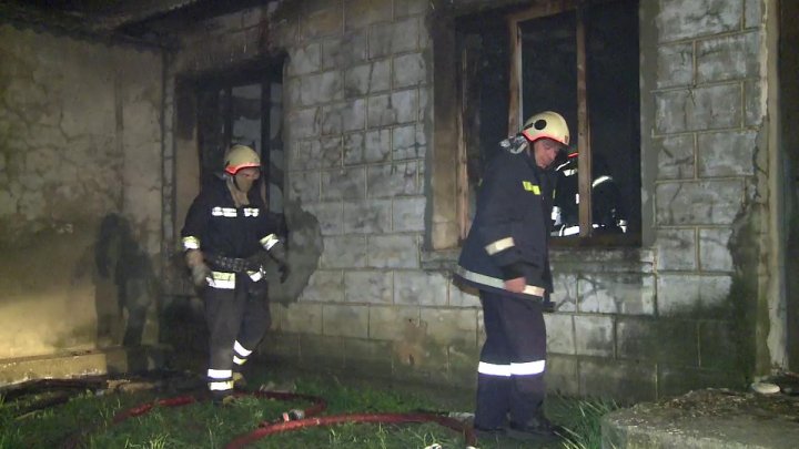 Casă distrusă de incendiu. Doi bărbaţi au murit carbonizaţi