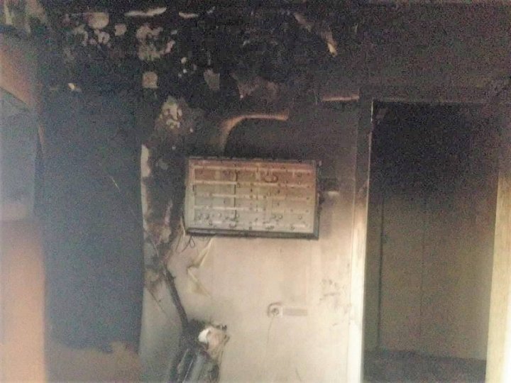 Şapte persoane evacuate după ce un incendiu a izbucnit într-un bloc de pe strada Ismail (FOTO)