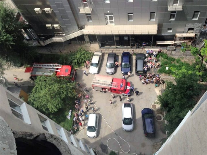 Şapte persoane evacuate după ce un incendiu a izbucnit într-un bloc de pe strada Ismail (FOTO)