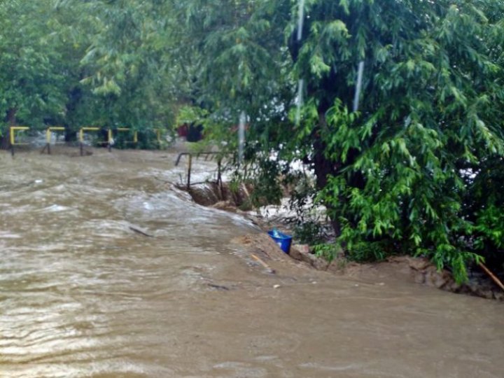 (IMAGINI DRAMATICE) România, lovită de ploi torenţiale. COD PORTOCALIU de inundaţii