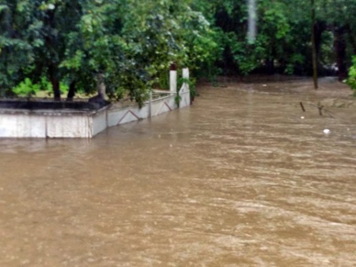 (IMAGINI DRAMATICE) România, lovită de ploi torenţiale. COD PORTOCALIU de inundaţii