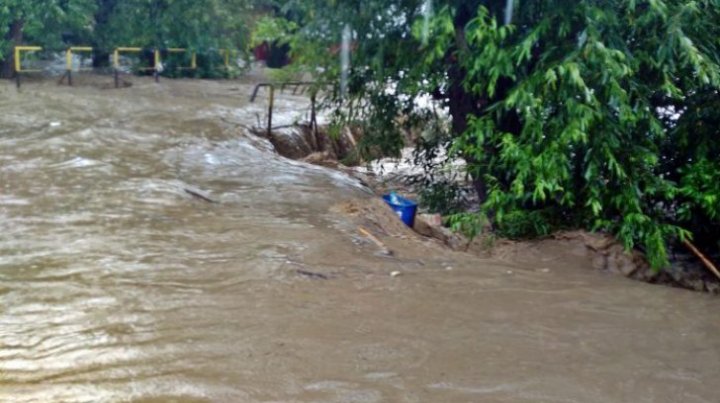 (IMAGINI DRAMATICE) România, lovită de ploi torenţiale. COD PORTOCALIU de inundaţii