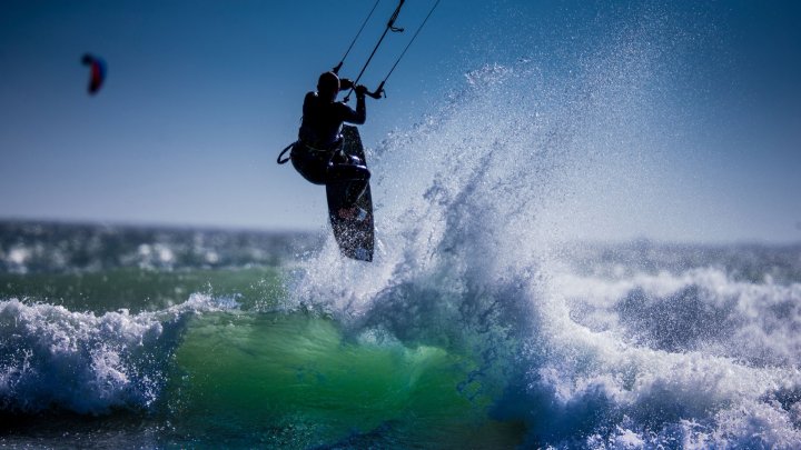 SPECTACULOS. Doi amatori de sporturi extreme au sfidat legile gravitaţiei pe un râu