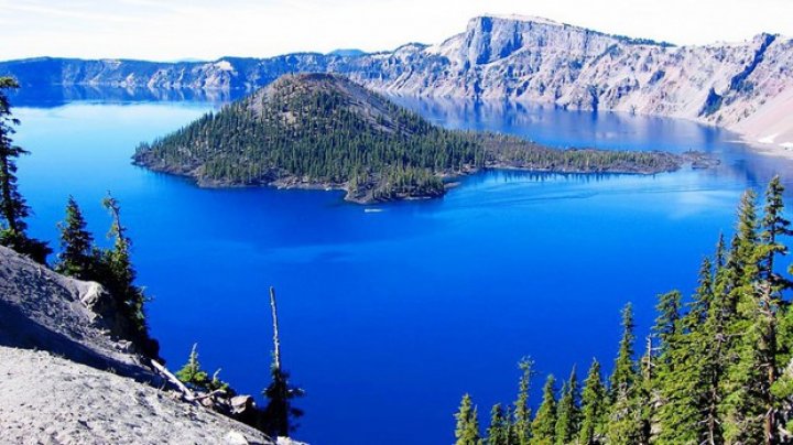 Lacul Crater, safirul Statelor Unite, renumit în lume pentru albastrul intens şi claritatea apelor (IMAGINI CARE ÎŢI TAIE RESPIRAŢIA)