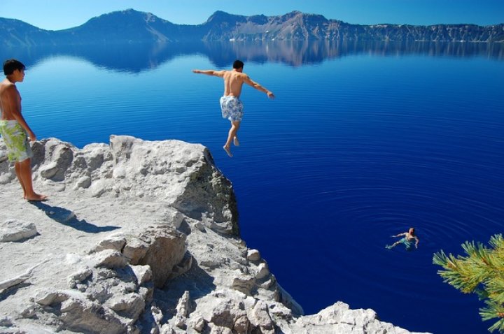 Lacul Crater, safirul Statelor Unite, renumit în lume pentru albastrul intens şi claritatea apelor (IMAGINI CARE ÎŢI TAIE RESPIRAŢIA)