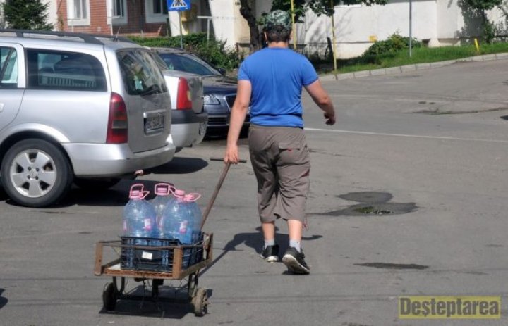 REVOLTĂ în oraşul Bacău din România. Peste 180 mii de oameni nu au apă la robinete, de mai bine de cinci zile (GALERIE FOTO)