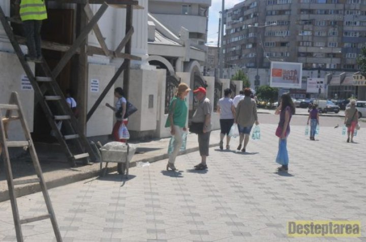 REVOLTĂ în oraşul Bacău din România. Peste 180 mii de oameni nu au apă la robinete, de mai bine de cinci zile (GALERIE FOTO)