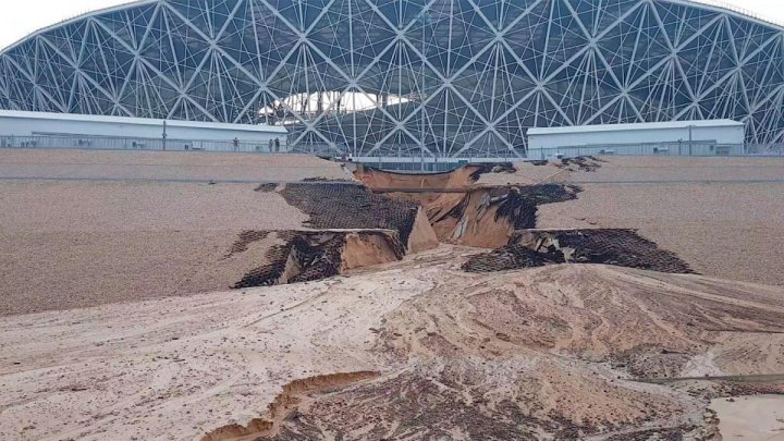 Dezastru la încheierea Campionatului Mondial de Fotbal 2018. Un stadion nou construit a luat-o la vale după o ploaie puternică