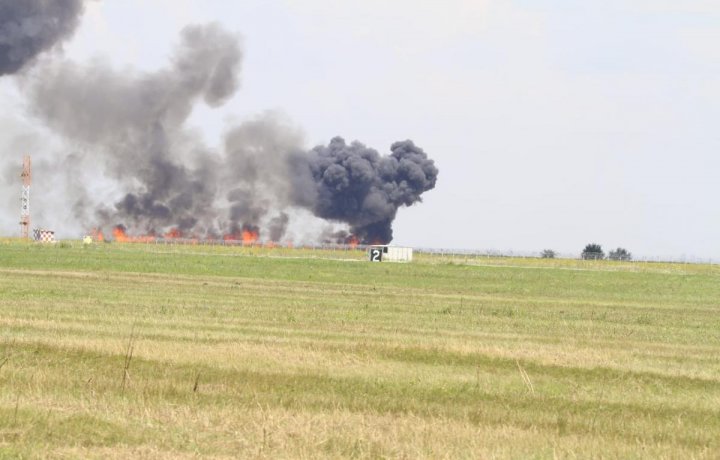 Un MiG-21 Lancer s-a prăbuşit în timpul unui show aviatic la Baza Aeriană Borcea. Pilotul nu a putut fi salvat (GALERIE FOTO)