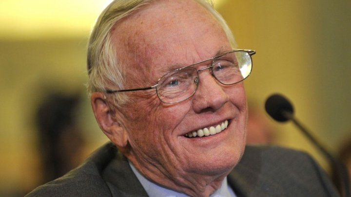 Mai multe obiecte din colecţia personală a astronautului american Neil Armstrong vor fi scoase la licitaţii