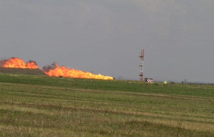 Un MiG-21 Lancer s-a prăbuşit în timpul unui show aviatic la Baza Aeriană Borcea. Pilotul nu a putut fi salvat (GALERIE FOTO)