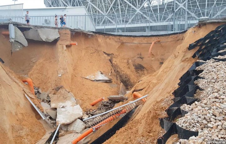 Dezastru la încheierea Campionatului Mondial de Fotbal 2018. Un stadion nou construit a luat-o la vale după o ploaie puternică