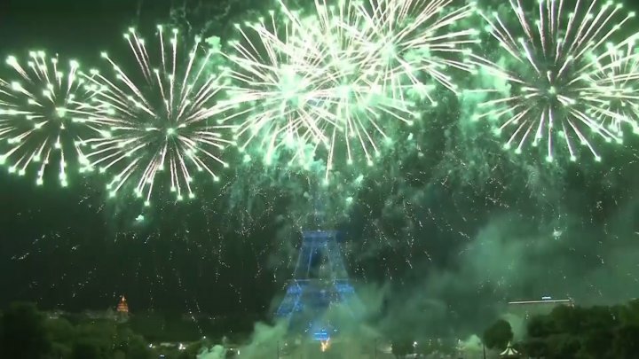 PUBLIKA WORLD: Spectacol IMPRESIONANT cu focuri de artificii la Paris (VIDEO)