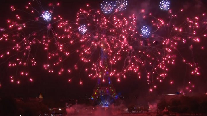 PUBLIKA WORLD: Spectacol IMPRESIONANT cu focuri de artificii la Paris (VIDEO)