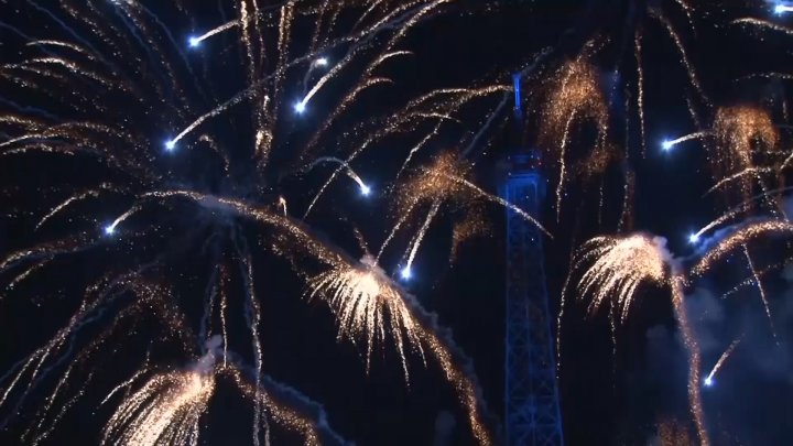 PUBLIKA WORLD: Spectacol IMPRESIONANT cu focuri de artificii la Paris (VIDEO)