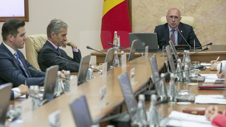 Pavel Filip, despre starea drumului din Anenii Noi: Să luăm toate măsurile. Oamenii trebuie să cunoască în ce termen încep lucrările de reparație