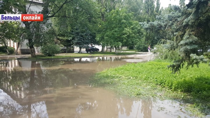 În Bălţi ca în Veneţia. POTOPUL de pe bulevardul Mihai Eminescu, după o PLOAIE TORENŢIALĂ (VIDEO/FOTO)