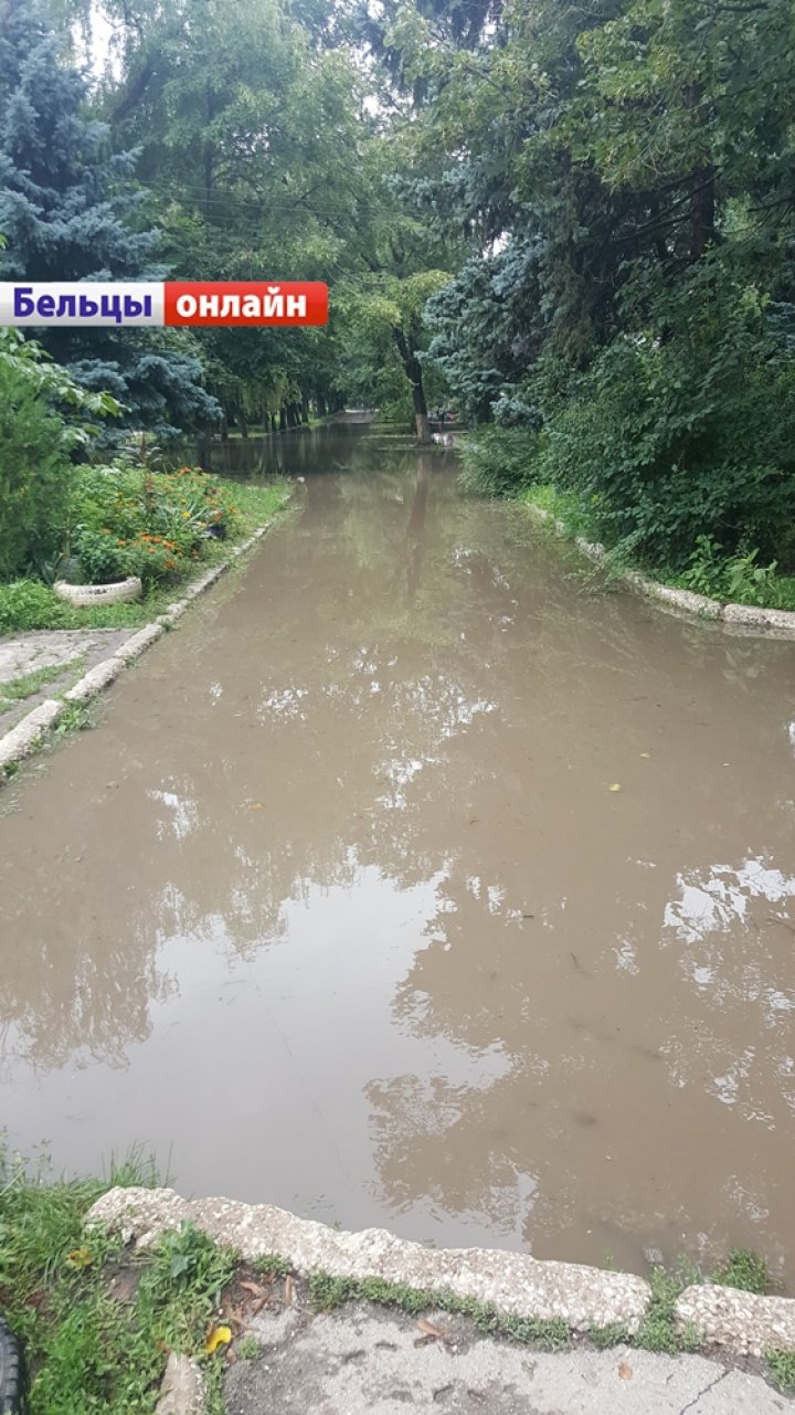 În Bălţi ca în Veneţia. POTOPUL de pe bulevardul Mihai Eminescu, după o PLOAIE TORENŢIALĂ (VIDEO/FOTO)