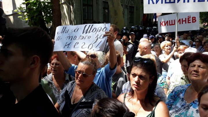 Proteste la PAS şi PPDA. Sediile celor două partide, protejate de sute de mascaţi echipaţi până în dinţi (FOTO)