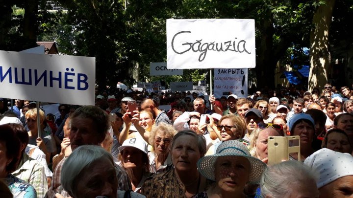 Proteste la PAS şi PPDA. Sediile celor două partide, protejate de sute de mascaţi echipaţi până în dinţi (FOTO)