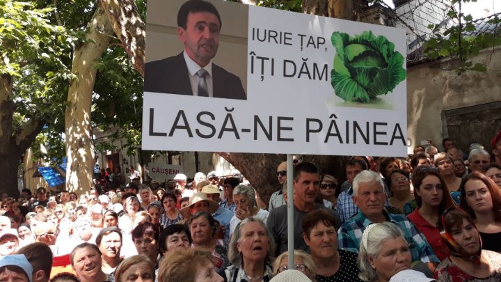 Proteste la PAS şi PPDA. Sediile celor două partide, protejate de sute de mascaţi echipaţi până în dinţi (FOTO)