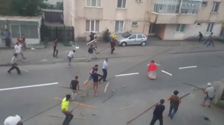 ATENȚIE! IMAGINI CARE VĂ POT AFECTA EMOȚIONAL. Scene de violență cruntă între două familii de romi (VIDEO)