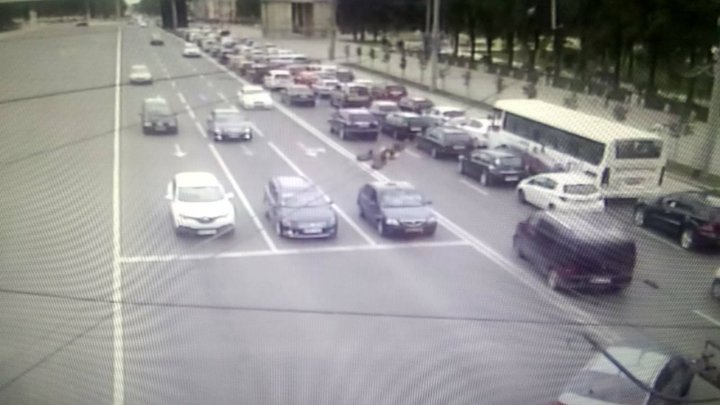 ACCIDENT ÎN LANŢ în centrul Capitalei. Patru maşini au blocat trei benzi de circulaţie (FOTO)