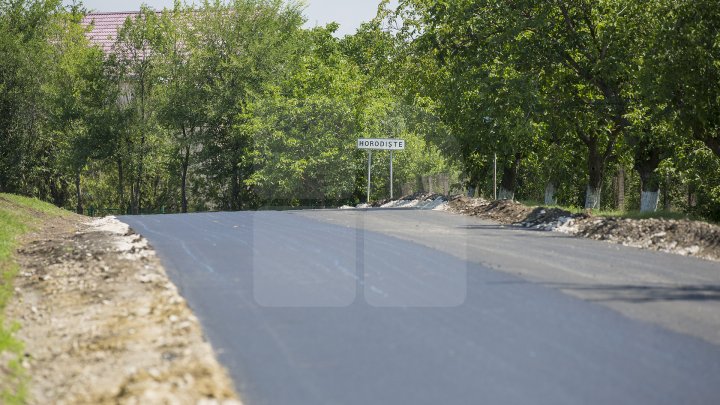 DRUMURI MAI BUNE ÎN SATE! 313 kilometri de drum din cei 1200 planificaţi au fost REPARAŢI (FOTOREPORT)