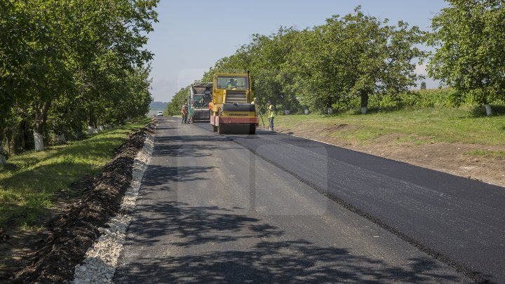 DRUMURI MAI BUNE ÎN SATE! 313 kilometri de drum din cei 1200 planificaţi au fost REPARAŢI (FOTOREPORT)