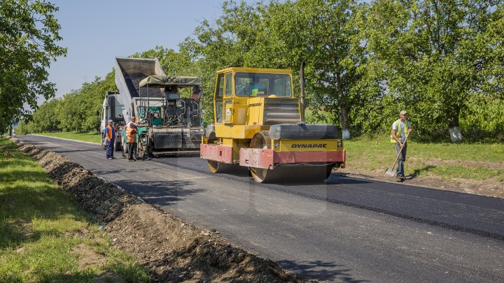 DRUMURI MAI BUNE ÎN SATE! 313 kilometri de drum din cei 1200 planificaţi au fost REPARAŢI (FOTOREPORT)