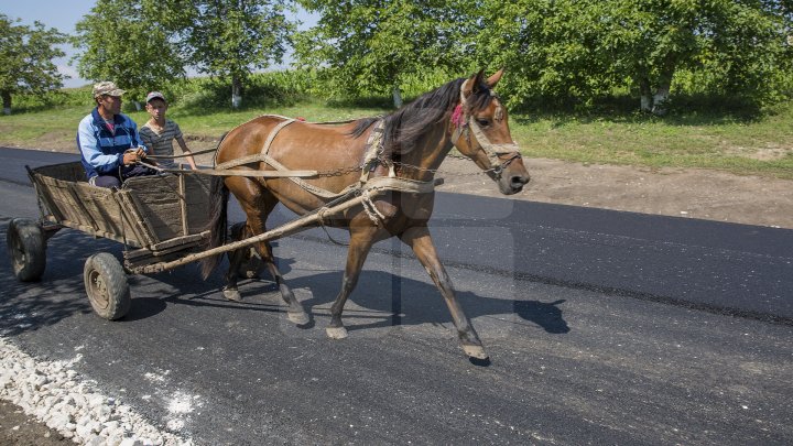 DRUMURI MAI BUNE ÎN SATE! 313 kilometri de drum din cei 1200 planificaţi au fost REPARAŢI (FOTOREPORT)