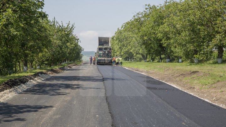 DRUMURI MAI BUNE ÎN SATE! 313 kilometri de drum din cei 1200 planificaţi au fost REPARAŢI (FOTOREPORT)