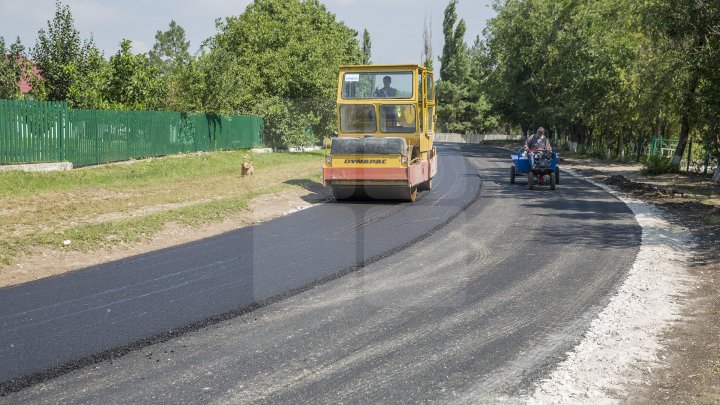 DRUMURI MAI BUNE ÎN SATE! 313 kilometri de drum din cei 1200 planificaţi au fost REPARAŢI (FOTOREPORT)