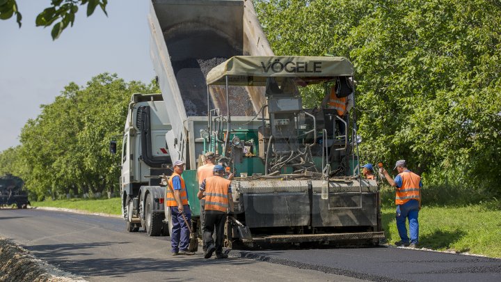 DRUMURI MAI BUNE ÎN SATE! 313 kilometri de drum din cei 1200 planificaţi au fost REPARAŢI (FOTOREPORT)